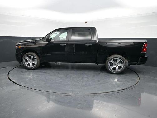 Diamond Black Crystal Pearlcoat 2026 RAM 1500 Express