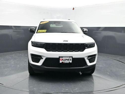 Bright White Clearcoat 2025 Jeep Grand Cherokee Altitude