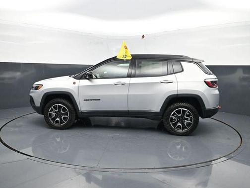 Silver Zynith Metallic Clearcoat 2026 Jeep Compass Trailhawk