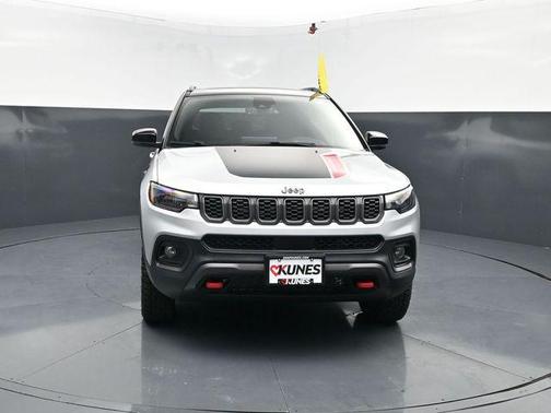 Silver Zynith Metallic Clearcoat 2026 Jeep Compass Trailhawk