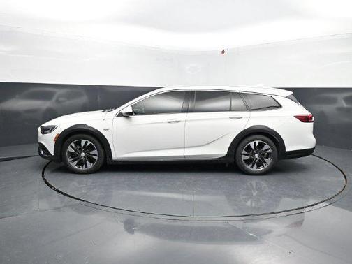 Summit White 2018 Buick Regal TourX Essence