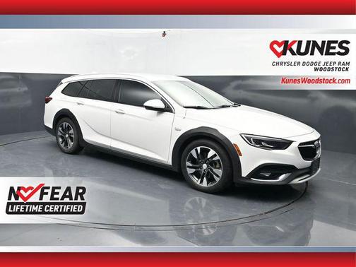 Summit White 2018 Buick Regal TourX Essence