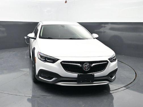 Summit White 2018 Buick Regal TourX Essence