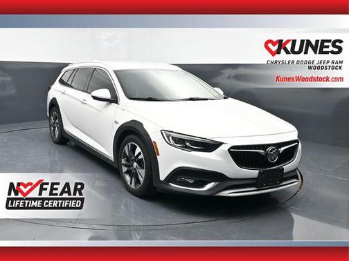 Summit White 2018 Buick Regal TourX Essence