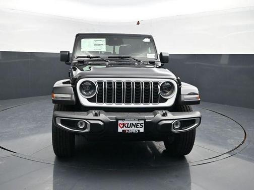 Black Clearcoat 2026 Jeep Gladiator Sahara 4x4