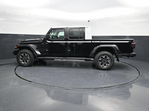 Black Clearcoat 2026 Jeep Gladiator Sahara 4x4