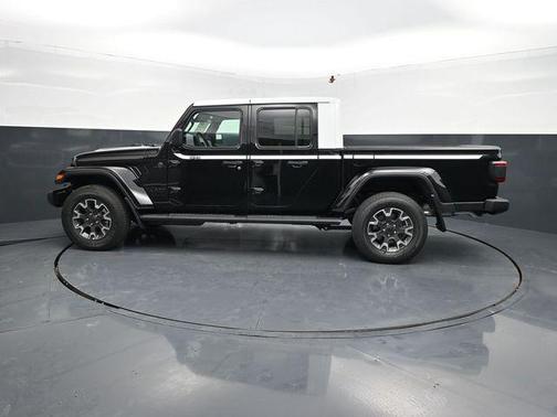 Black Clearcoat 2026 Jeep Gladiator Sahara 4x4