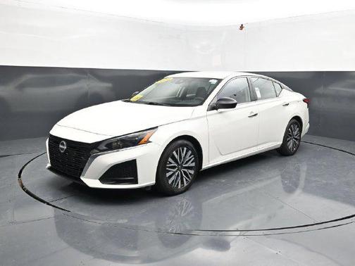 Glacier White 2025 Nissan Altima 2.5 SV