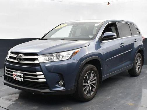 Photo 3 of 45 of 2017 Toyota Highlander XLE