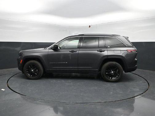 Baltic Gray Metallic Clearcoat 2024 Jeep Grand Cherokee Laredo