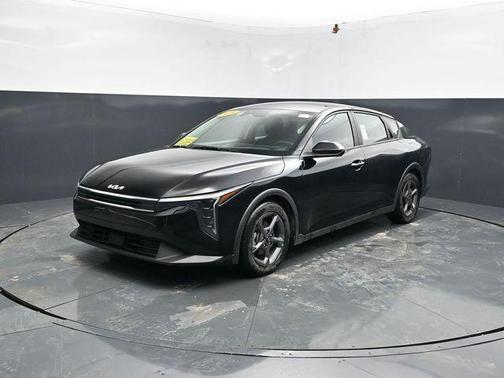 Aurora Black Pearl 2025 Kia K4 LXS
