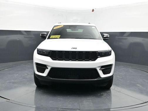 Bright White Clearcoat 2025 Jeep Grand Cherokee Altitude