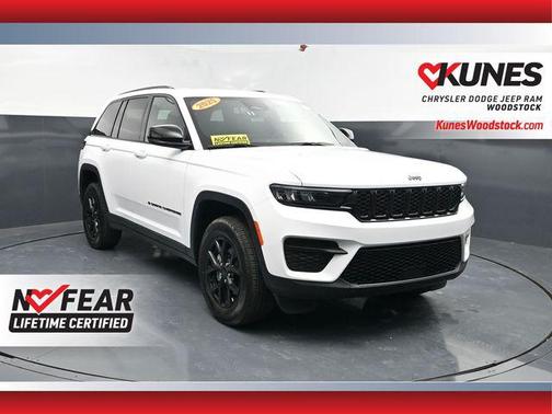 Bright White Clearcoat 2025 Jeep Grand Cherokee Altitude
