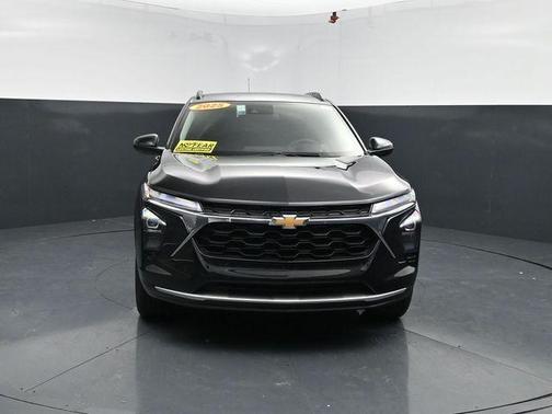 Mosaic Black Metallic 2025 Chevrolet Trax LT