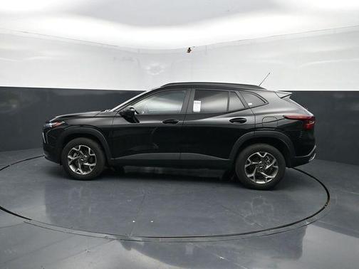 Mosaic Black Metallic 2025 Chevrolet Trax LT