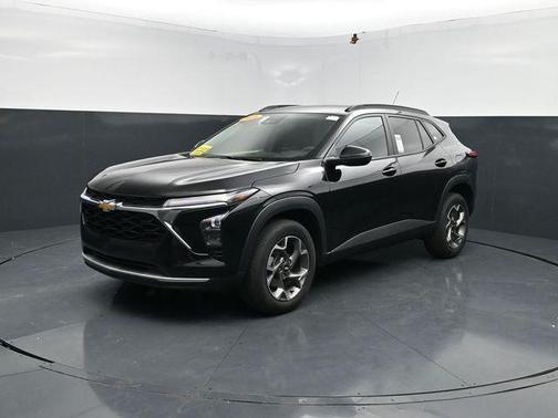 Mosaic Black Metallic 2025 Chevrolet Trax LT