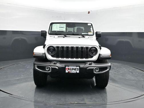 Bright White Clearcoat 2026 Jeep Gladiator Sahara 4x4