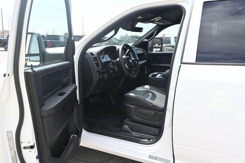 Bright White Clearcoat 2026 RAM 3500 Tradesman Crew Cab 4x4 8' Box