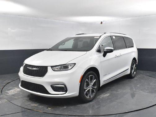 Bright White Clearcoat 2026 Chrysler Pacifica L
