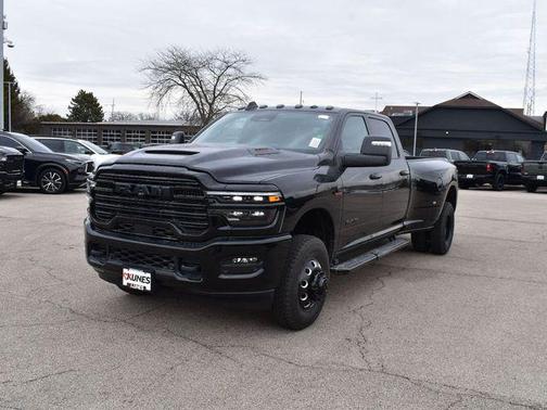 Diamond Black Crystal Pearlcoat 2026 RAM 3500 Laramie Crew Cab 4x4 8' Box