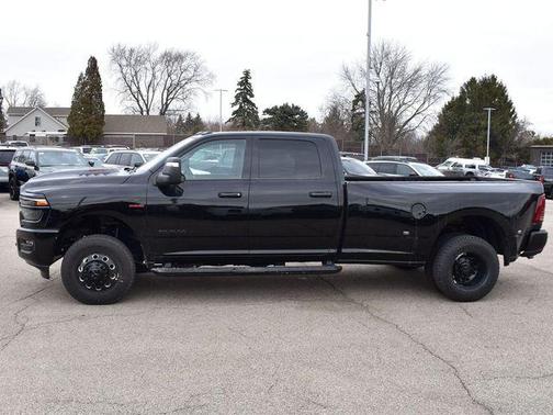 Diamond Black Crystal Pearlcoat 2026 RAM 3500 Laramie Crew Cab 4x4 8' Box