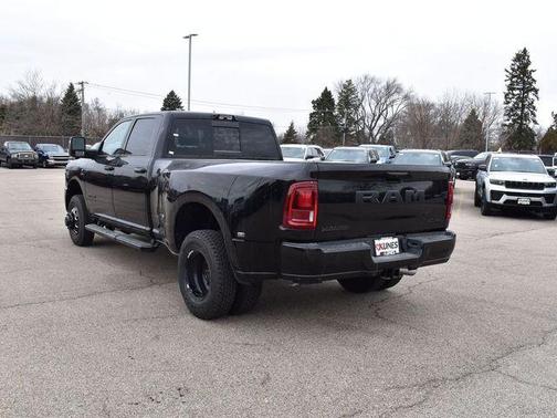 Diamond Black Crystal Pearlcoat 2026 RAM 3500 Laramie Crew Cab 4x4 8' Box