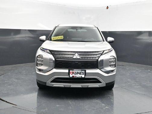 Black 2024 Mitsubishi Outlander SE