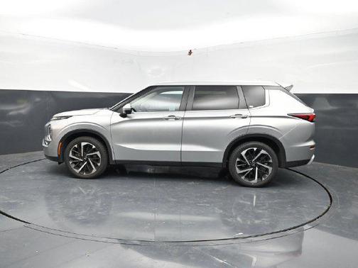 Black 2024 Mitsubishi Outlander SE