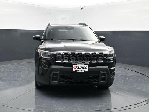Diamond Black Crystal Pearlcoat 2026 Jeep Cherokee Laredo 4x4