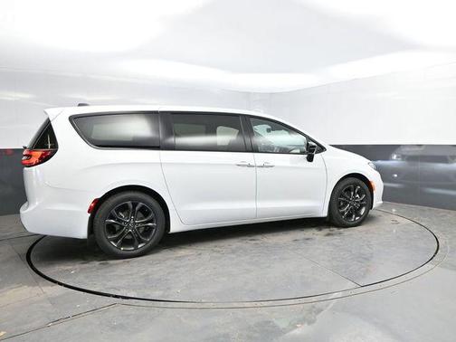 Bright White Clearcoat 2026 Chrysler Pacifica L