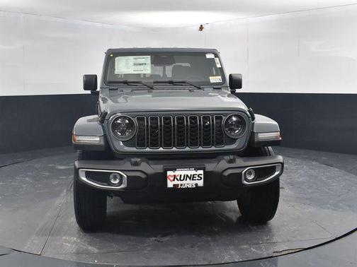 Anvil Clearcoat 2026 Jeep Gladiator Sahara 4x4