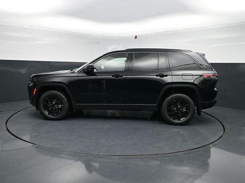 Diamond Black Crystal Pearlcoat 2026 Jeep Grand Cherokee Altitude