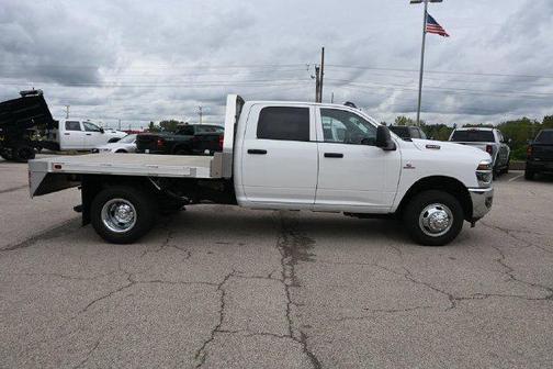 Bright White Clearcoat 2026 RAM 3500 Tradesman Crew Cab 4x4 8' Box