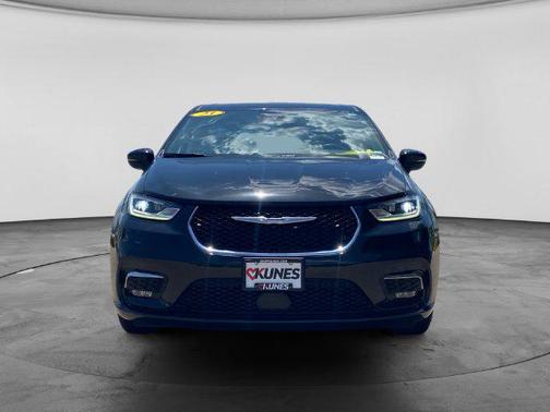Brilliant Black Crystal Pearlcoat 2023 Chrysler Pacifica Touring L