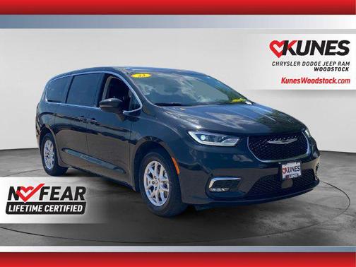 Brilliant Black Crystal Pearlcoat 2023 Chrysler Pacifica Touring L