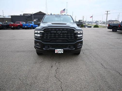 Diamond Black Crystal Pearlcoat 2026 RAM 3500 Limited Crew Cab 4x4 8' Box