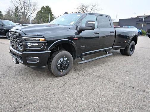 Diamond Black Crystal Pearlcoat 2026 RAM 3500 Limited Crew Cab 4x4 8' Box