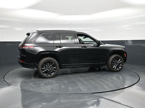 Diamond Black Crystal Pearlcoat 2026 Jeep Grand Cherokee Limited