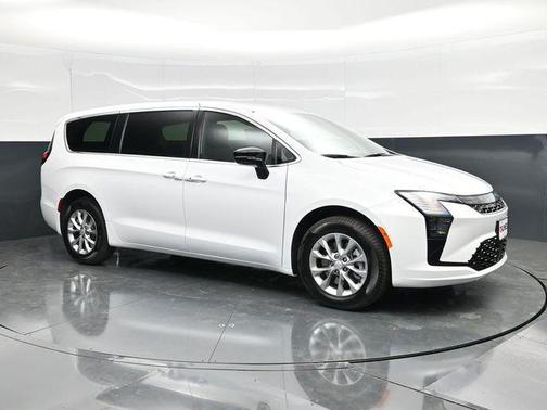 Bright White Clearcoat 2027 Chrysler Pacifica L