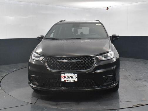Diamond Black Crystal Pearlcoat 2026 Chrysler Pacifica Limited