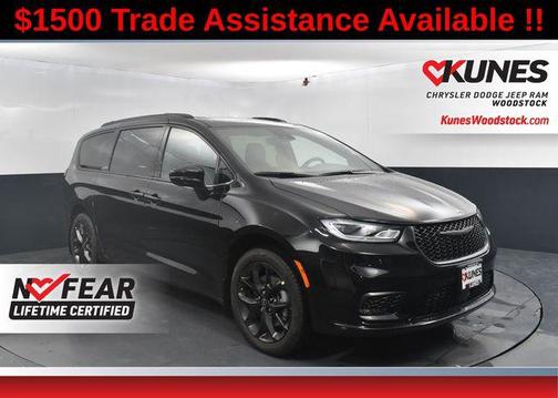Diamond Black Crystal Pearlcoat 2026 Chrysler Pacifica Limited