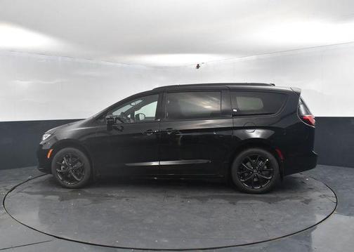 Diamond Black Crystal Pearlcoat 2026 Chrysler Pacifica Limited