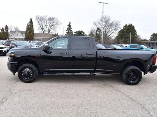 Diamond Black Crystal Pearlcoat 2026 RAM 3500 Laramie Crew Cab 4x4 8' Box
