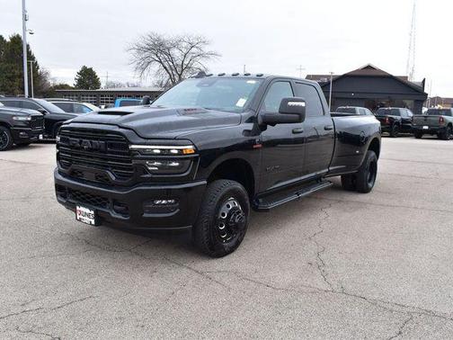 Diamond Black Crystal Pearlcoat 2026 RAM 3500 Laramie Crew Cab 4x4 8' Box