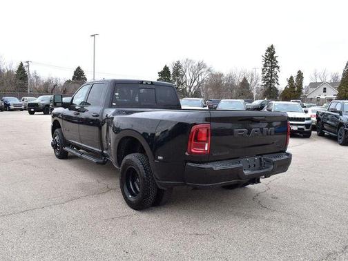 Diamond Black Crystal Pearlcoat 2026 RAM 3500 Laramie Crew Cab 4x4 8' Box