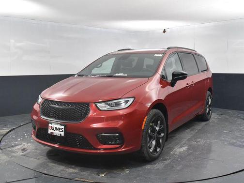 Red Hot Pearlcoat 2026 Chrysler Pacifica L