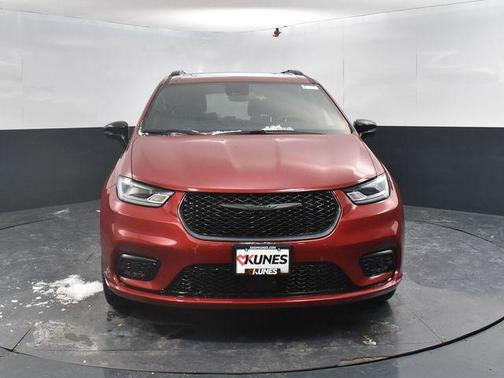 Red Hot Pearlcoat 2026 Chrysler Pacifica L