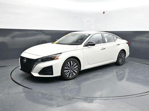 Glacier White 2025 Nissan Altima 2.5 SV