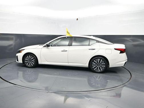 Glacier White 2025 Nissan Altima 2.5 SV