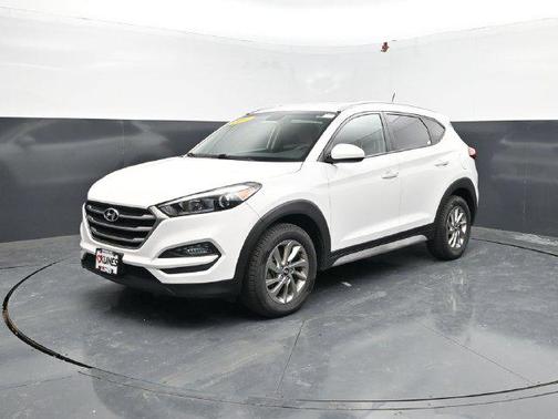 Dazzling White 2017 Hyundai TUCSON SE